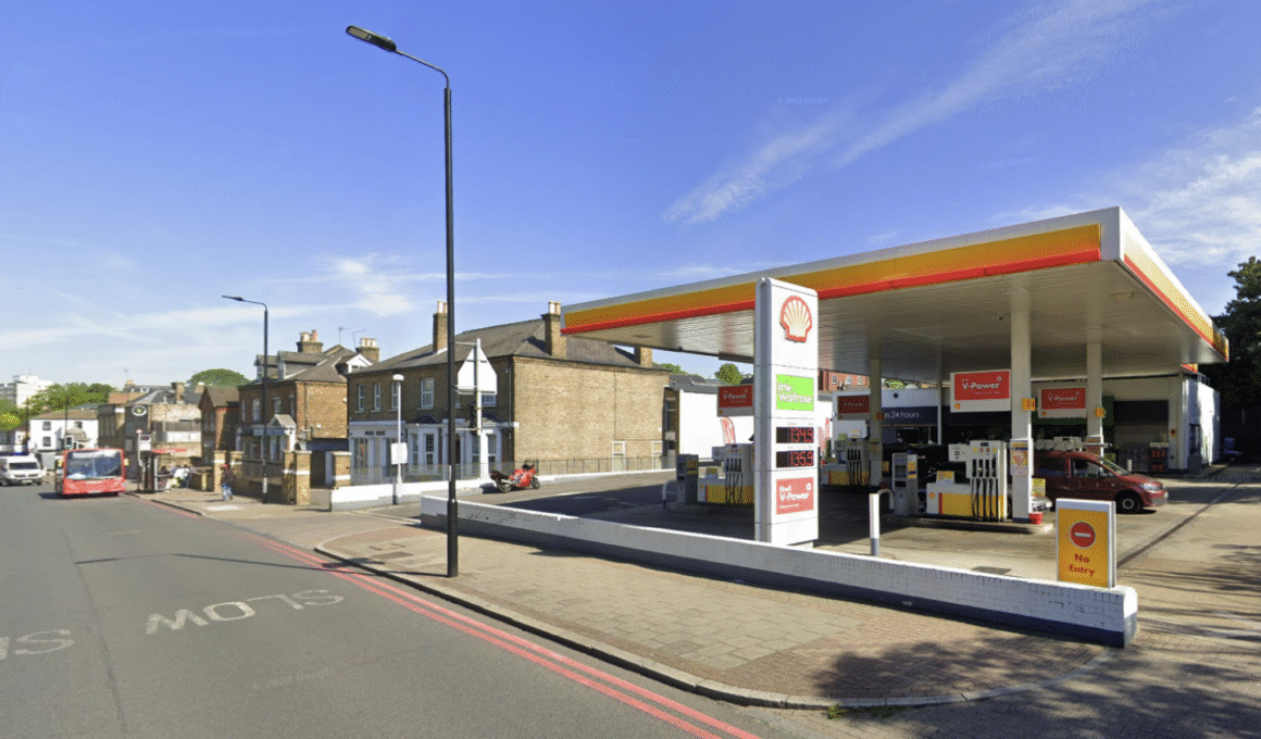 Shell on Roehampton Lane