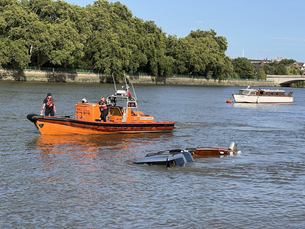 RNLI works to free SUV submerged at Putney rowing clubs. Pic: David Nicholson