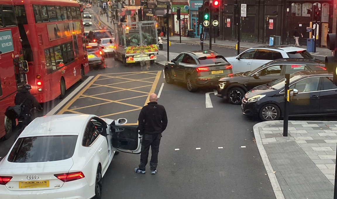 putney-traffic-chaos-junction - Putney.news Putney Bridge junction ground to a halt. Pic: Nat.