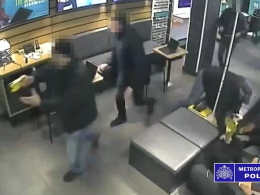 A police raid arresting phone thieves