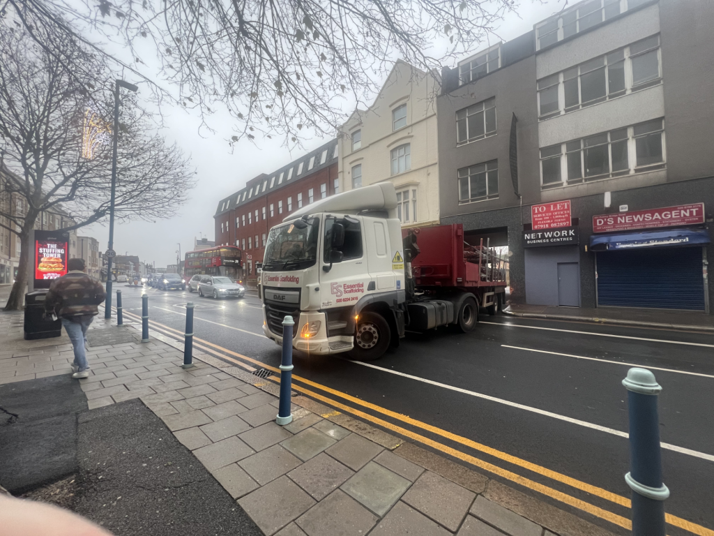 Lorry holding up traffic on Putney Bridge Road