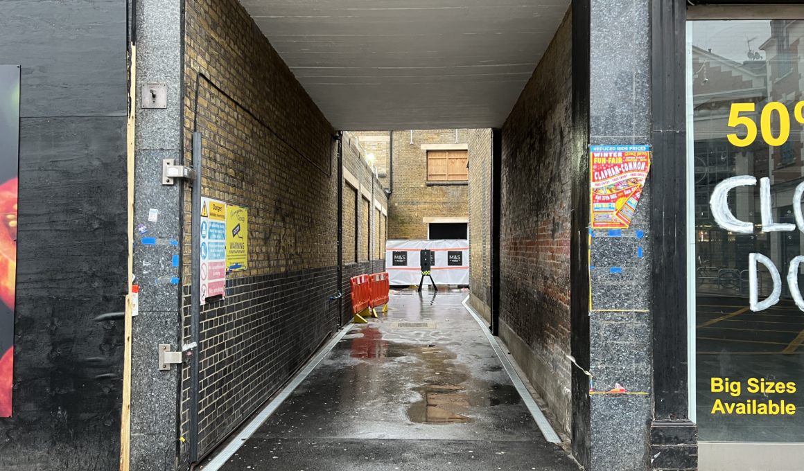 Russell Yard entry off Putney High Street