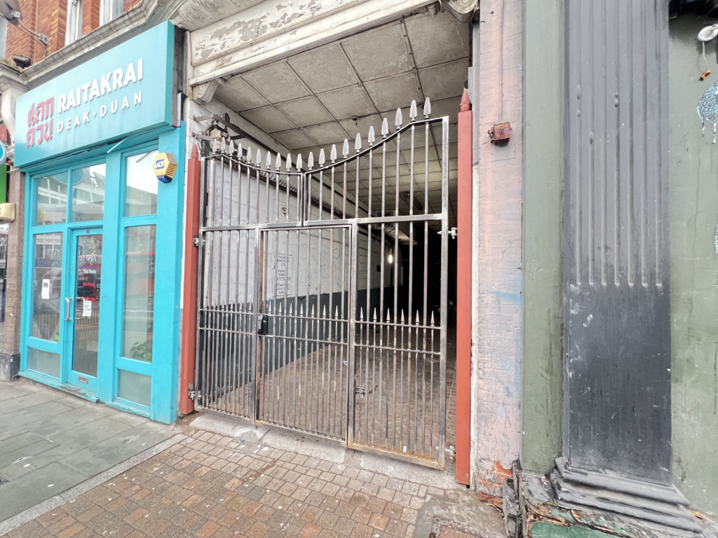 gate-white-lion - Putney.news Steel gate White Lion