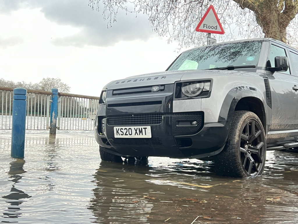 Land Rover caught u in flood water on Putney Embankment