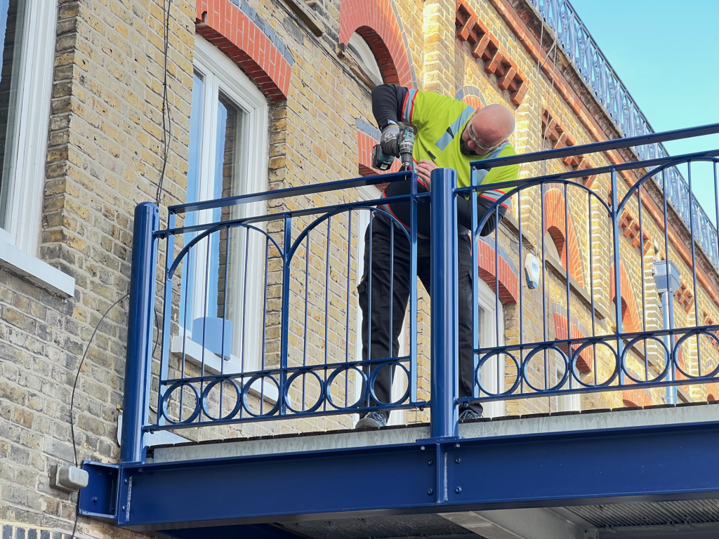 london-rowing-club-balcony-2Mar26 - 10 - Putney.news Worker finishing up the balcony