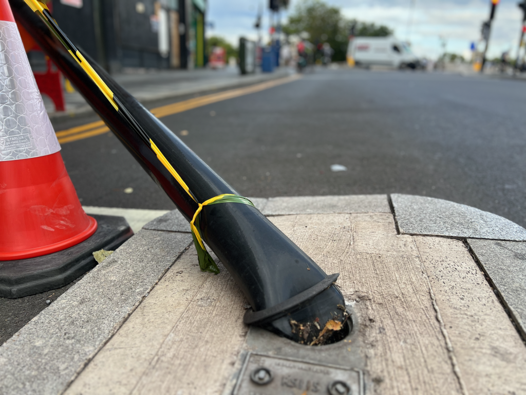 Traffic light on Putney Bridge junction