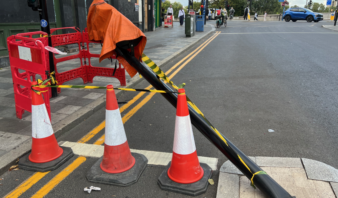 Traffic light flattened on Putney Bridge junction
