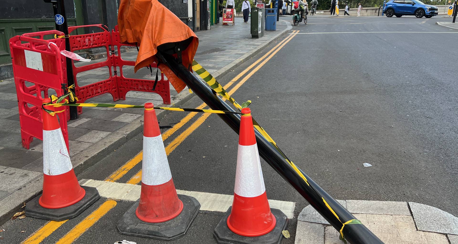 Traffic light flattened on Putney Bridge junction