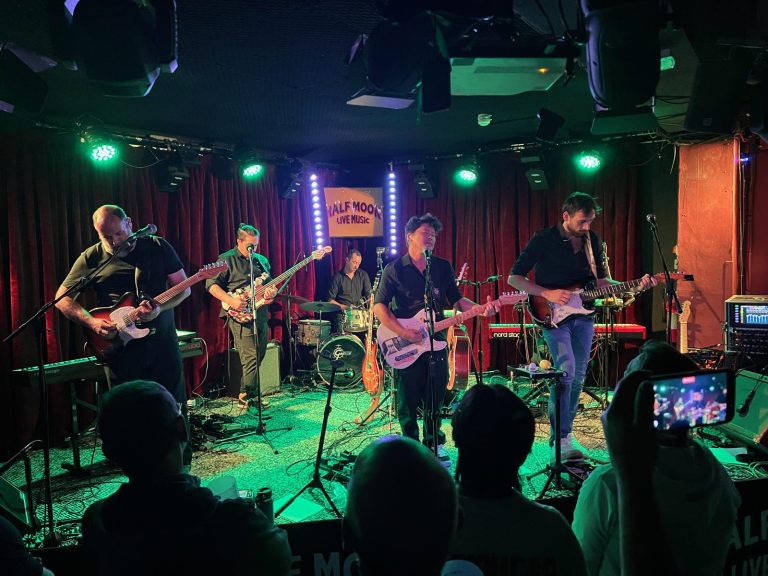 Vive la Paranohead: Putney roars for French Radiohead band